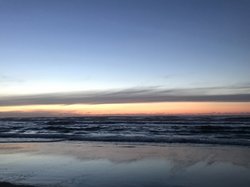 Bild zeigt Strand mit Blick auf das Meer